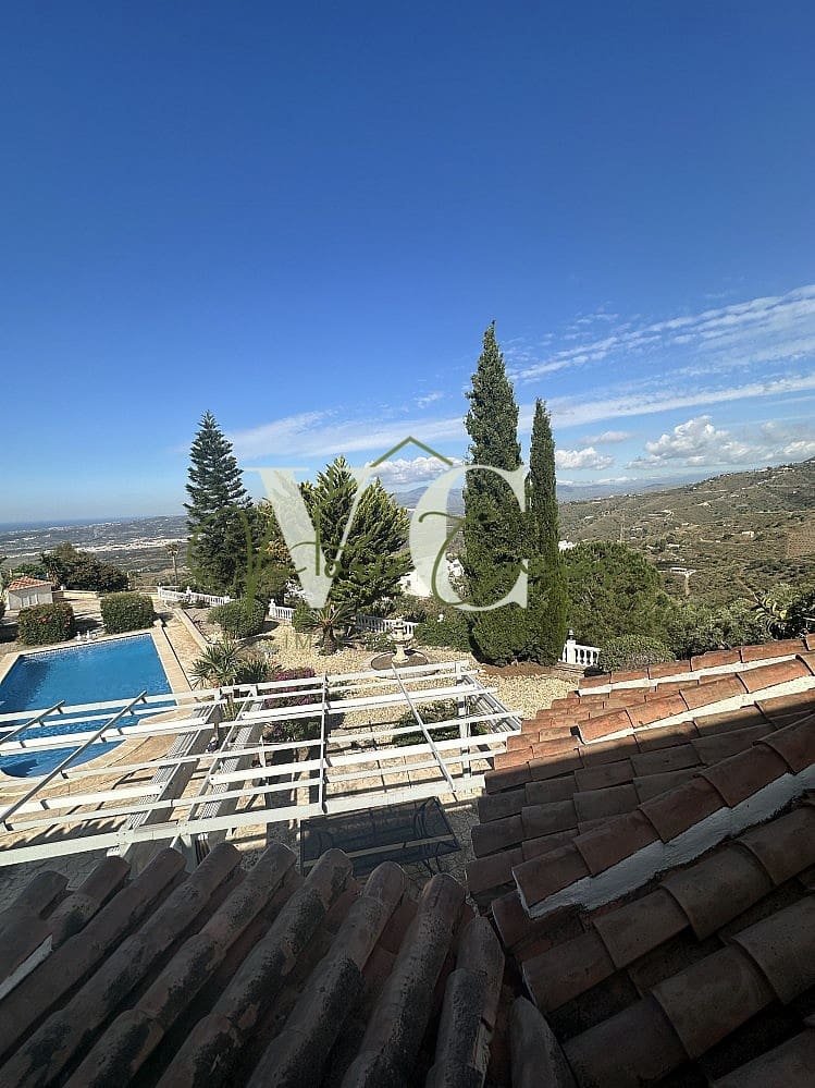 4 bedroom Villa for sale in Arenas with pool garage - € 579,000 (Ref: 9816268)