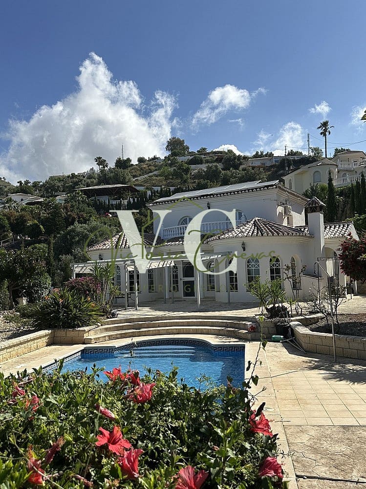 4 bedroom Villa for sale in Arenas with pool garage - € 579,000 (Ref: 9816268)