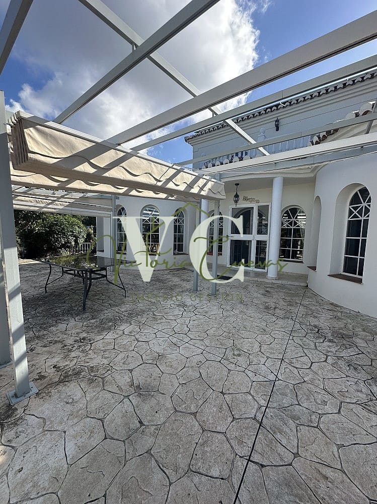 4 bedroom Villa for sale in Arenas with pool garage - € 579,000 (Ref: 9816268)