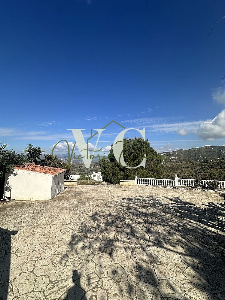 4 bedroom Villa for sale in Arenas with pool garage - € 579,000 (Ref: 9816268)