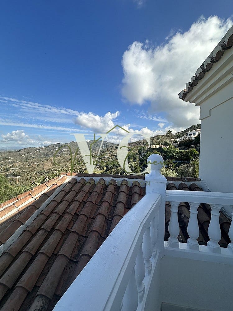 4 bedroom Villa for sale in Arenas with pool garage - € 579,000 (Ref: 9816268)