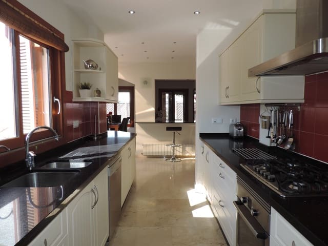 4 bedroom Villa for rent in El Valle Golf Resort, Murcia city - € 1,800 (Ref: 8383411)