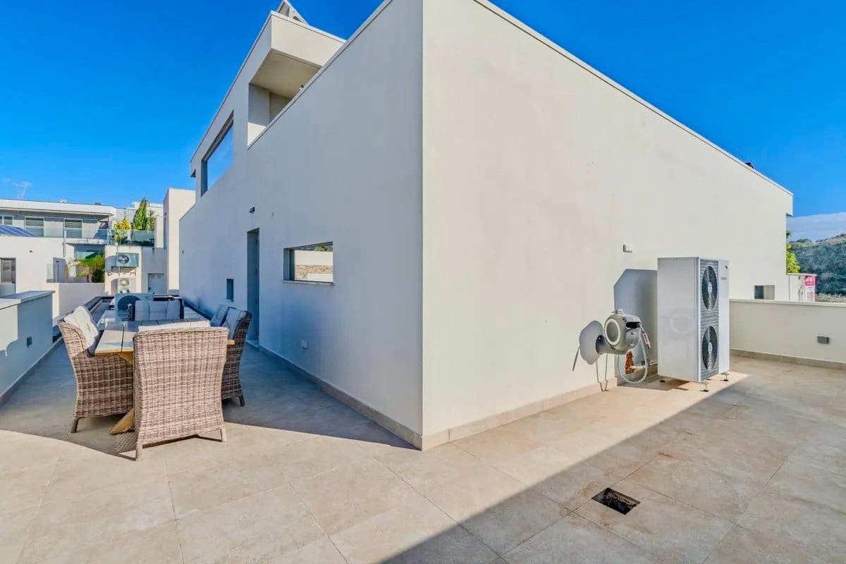 Chalet de 4 habitaciones en Benijófar en venta con piscina - 1.095.000 € (Ref: 10063099)