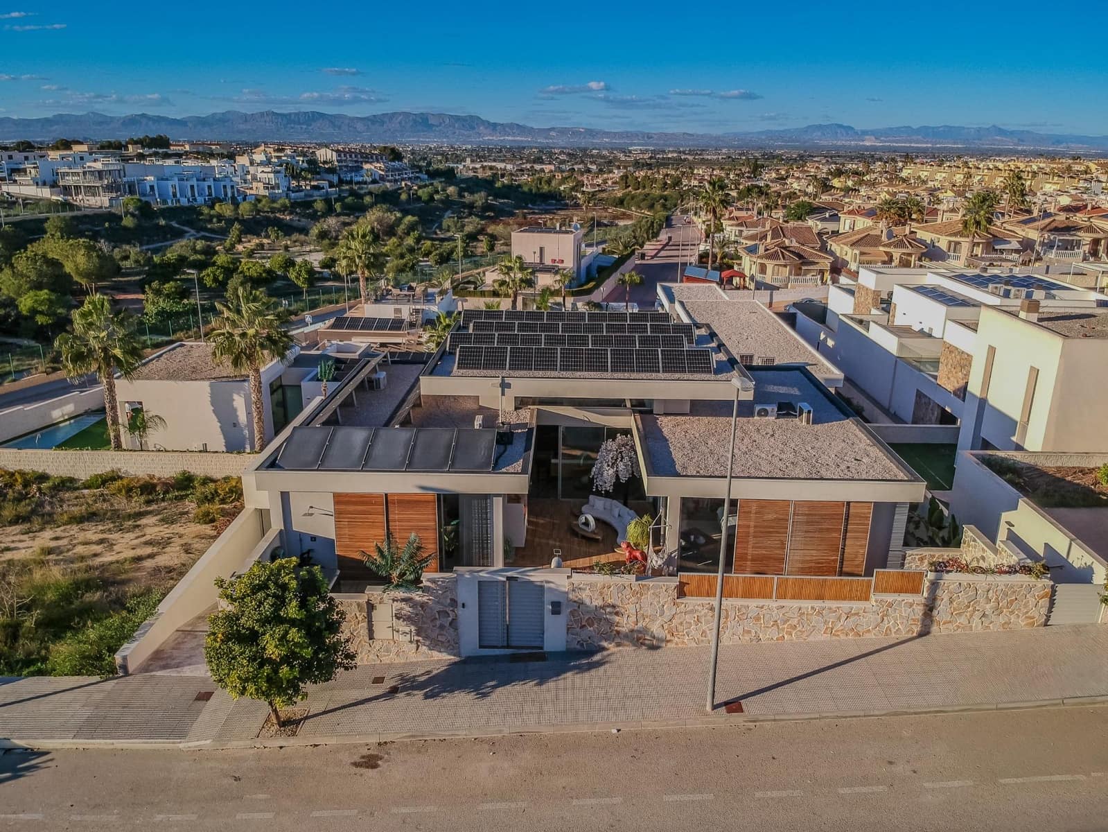 Chalet de 4 habitaciones en Benijófar en venta con piscina - 1.250.000 € (Ref: 10063224)