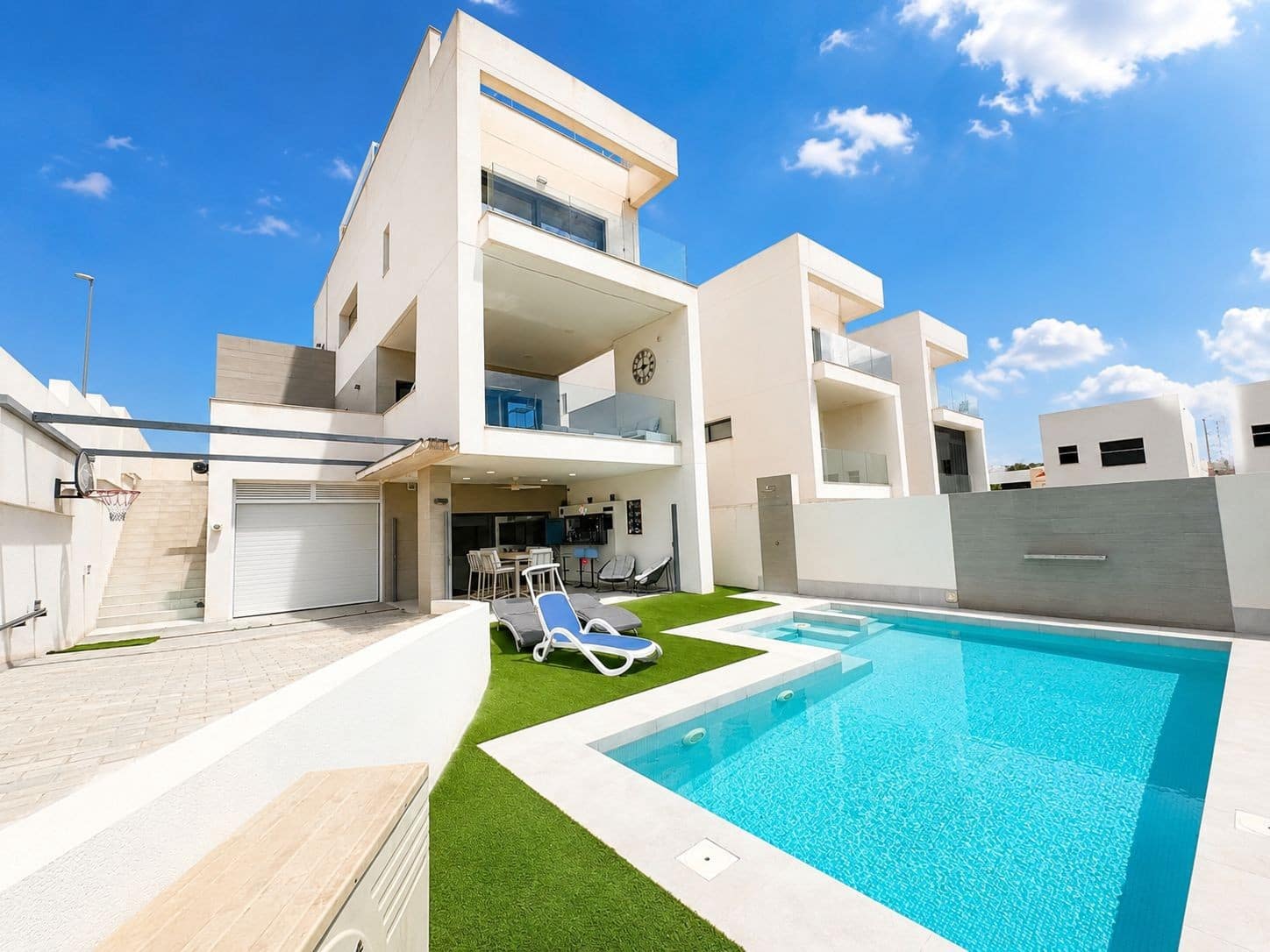 Chalet de 4 habitaciones en Benijófar en venta con piscina garaje - 795.995 € (Ref: 10063325)