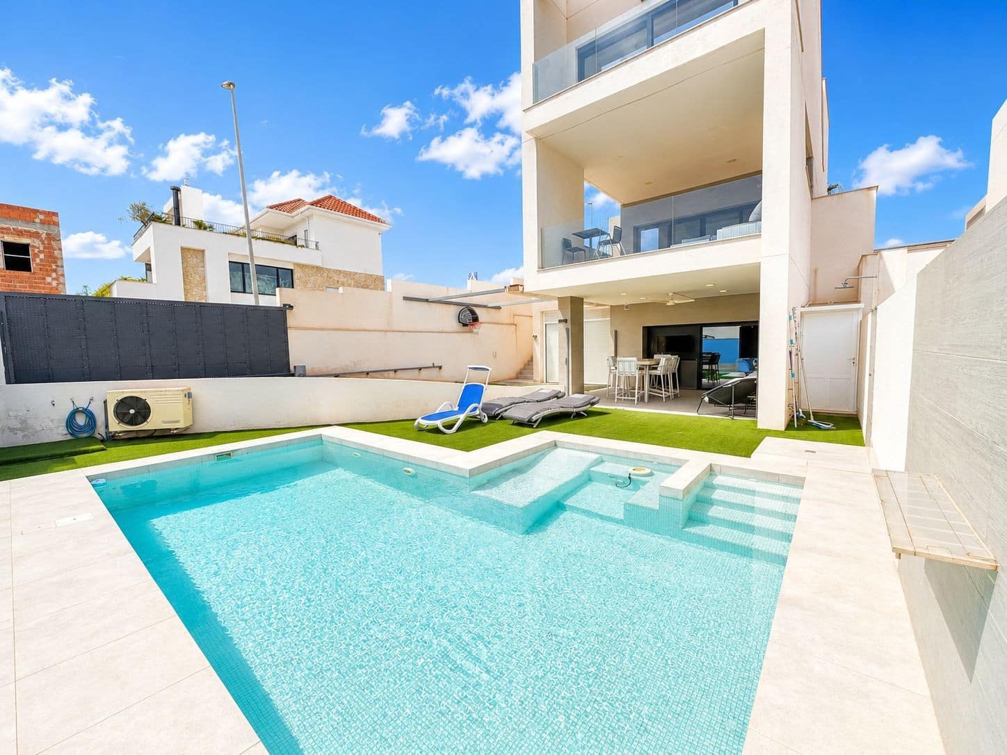 Chalet de 4 habitaciones en Benijófar en venta con piscina garaje - 795.995 € (Ref: 10063325)