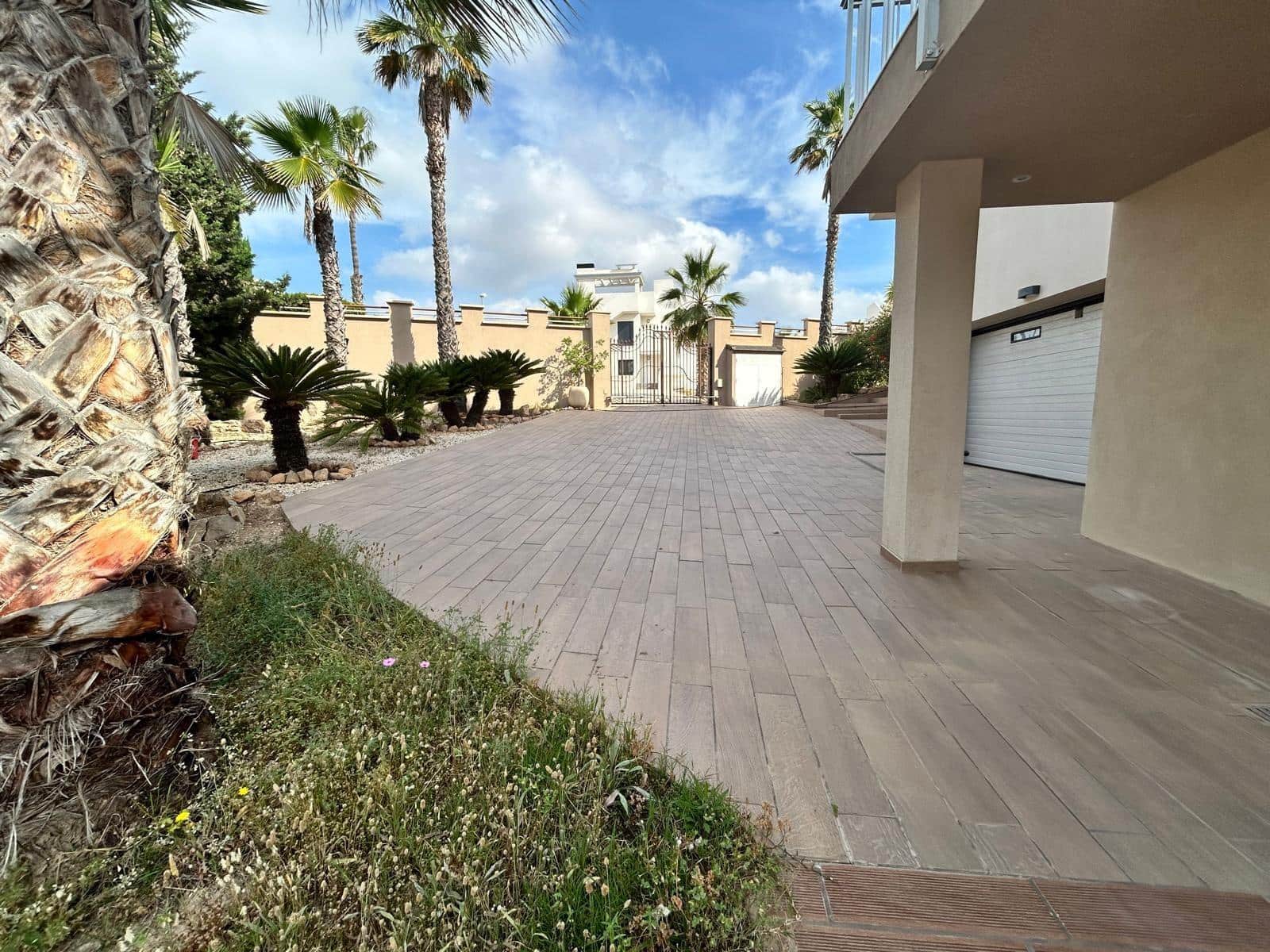4 sovrum Villa till salu i Ciudad Quesada med pool garage - 840 000 € (Ref: 10063333)