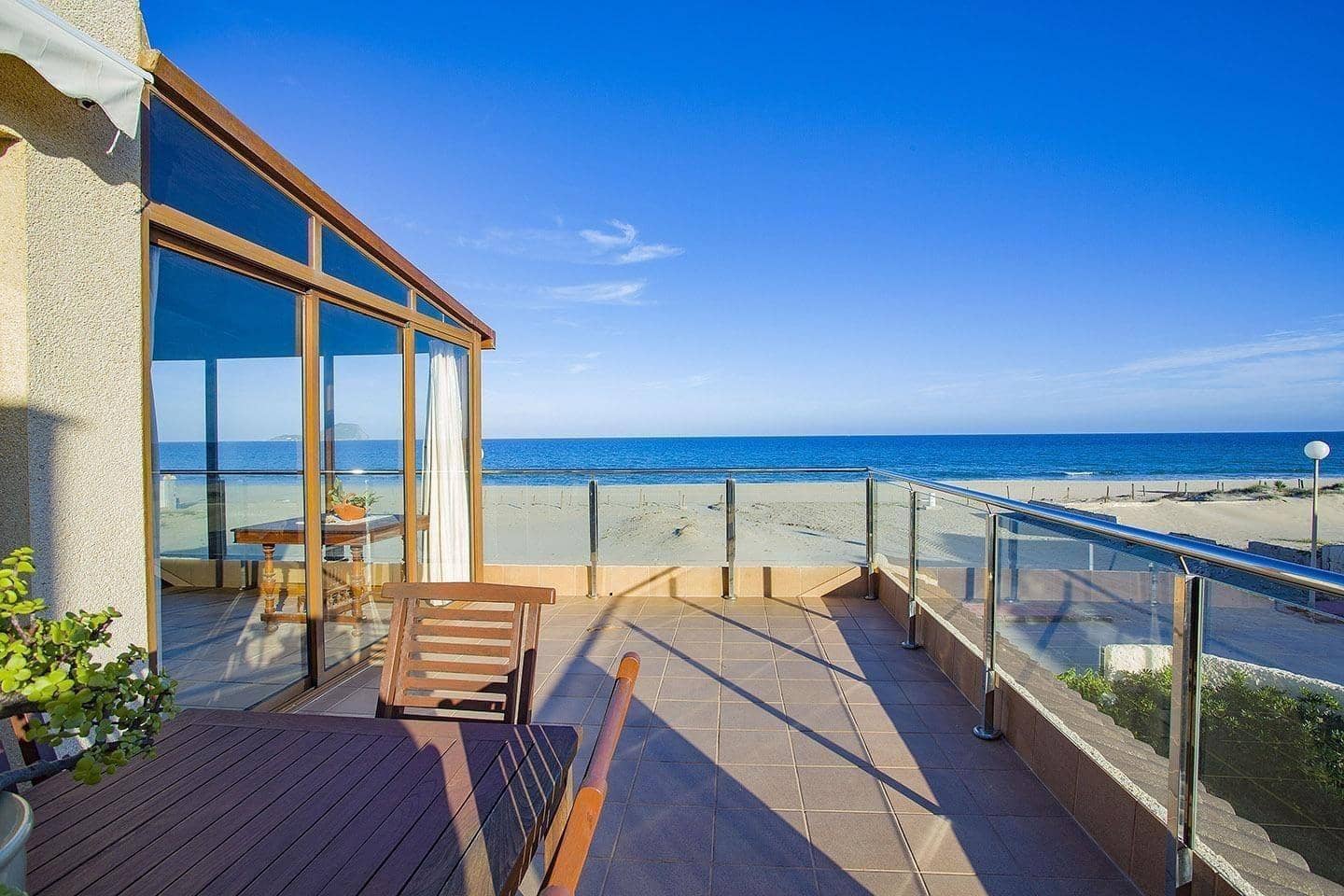 9 Zimmer Villa zu verkaufen in La Manga del Mar Menor mit Garage - 985.000 € (Ref: 10063340)