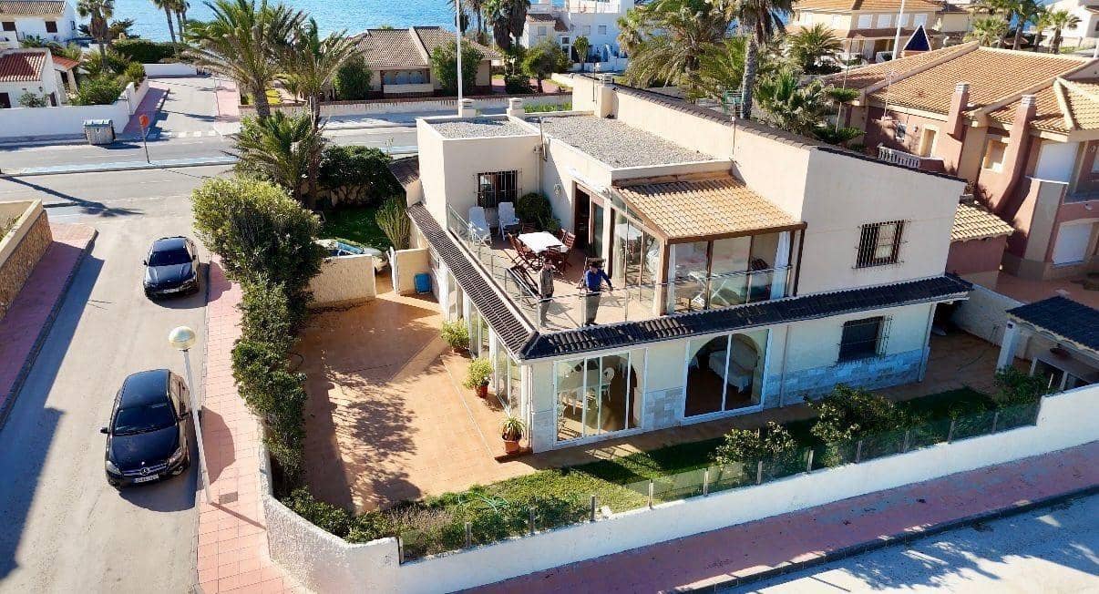 9 Zimmer Villa zu verkaufen in La Manga del Mar Menor mit Garage - 985.000 € (Ref: 10063340)