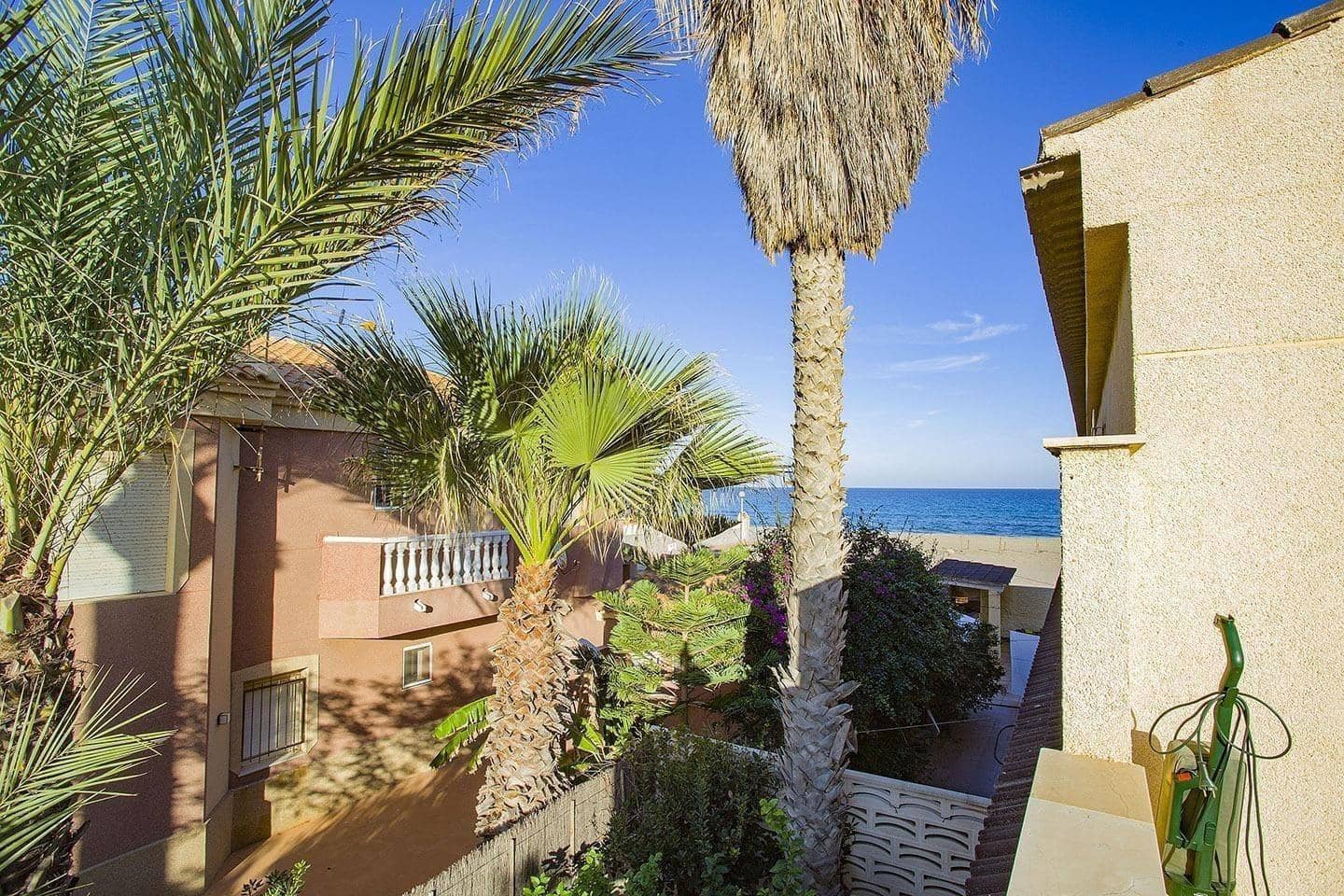 9 Zimmer Villa zu verkaufen in La Manga del Mar Menor mit Garage - 985.000 € (Ref: 10063340)
