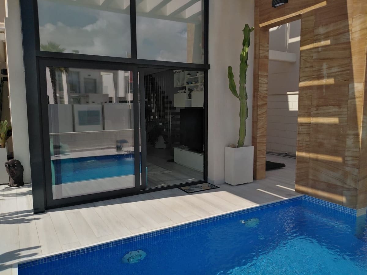 3 makuuhuone Huvila myytävänä paikassa Orihuela Costa mukana uima-altaan - 439 000 € (Ref: 10063358)