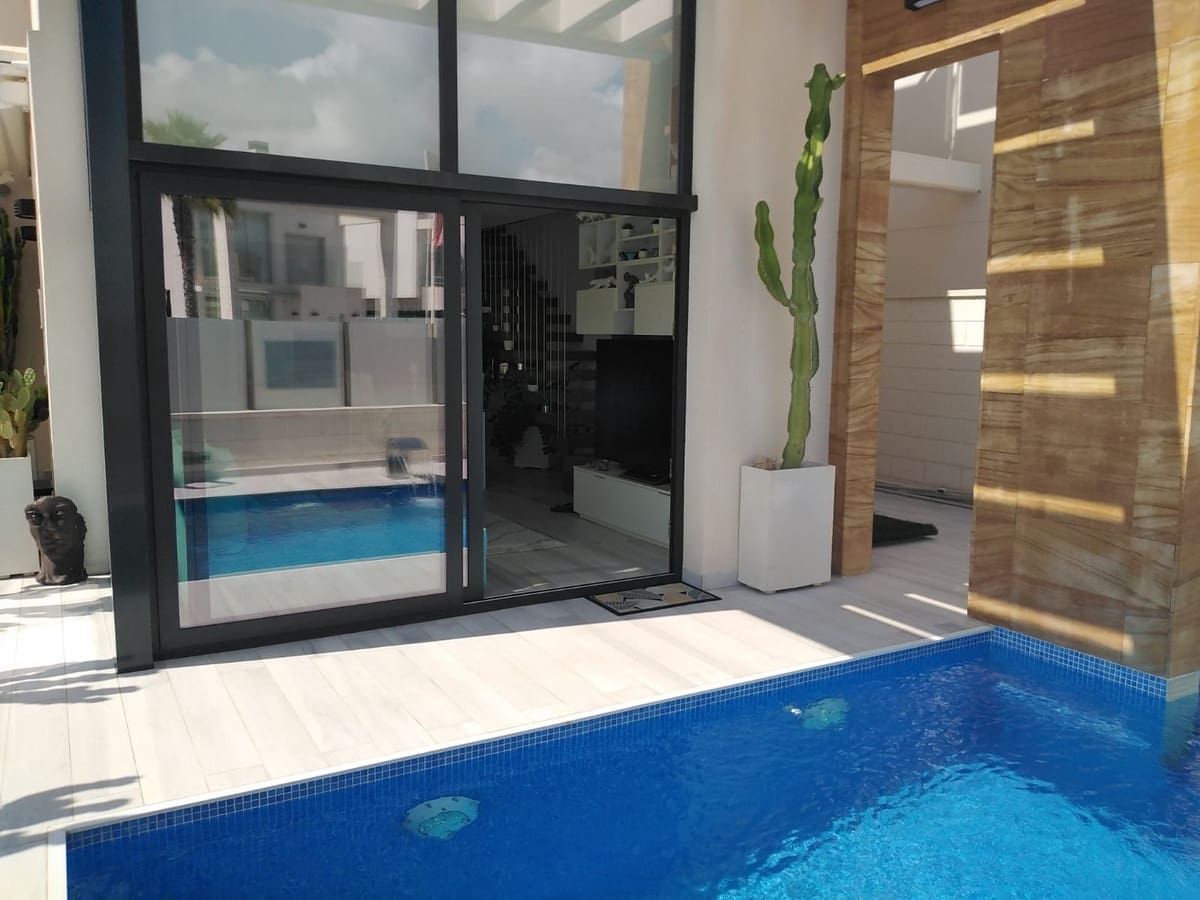 3 makuuhuone Huvila myytävänä paikassa Orihuela Costa mukana uima-altaan - 439 000 € (Ref: 10063358)