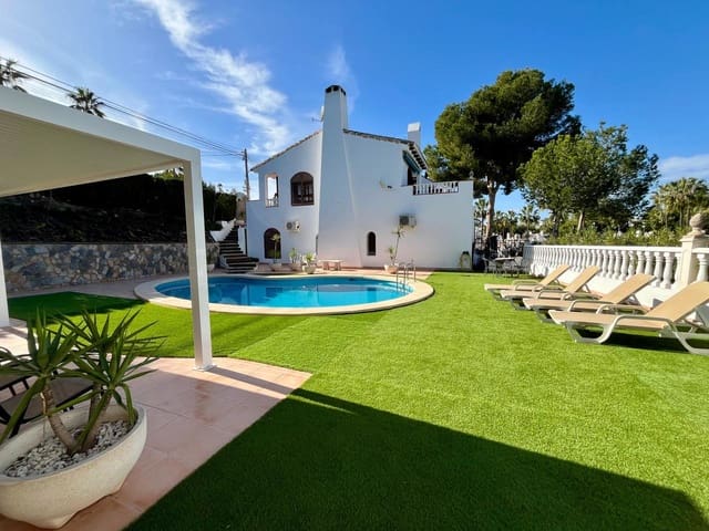 4 bedroom Villa for sale in Villamartin, Orihuela with pool - € 750,000 (Ref: 10063371)