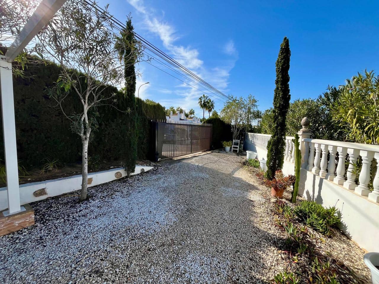 4 bedroom Villa for sale in Villamartin with pool - € 750,000 (Ref: 10063371)
