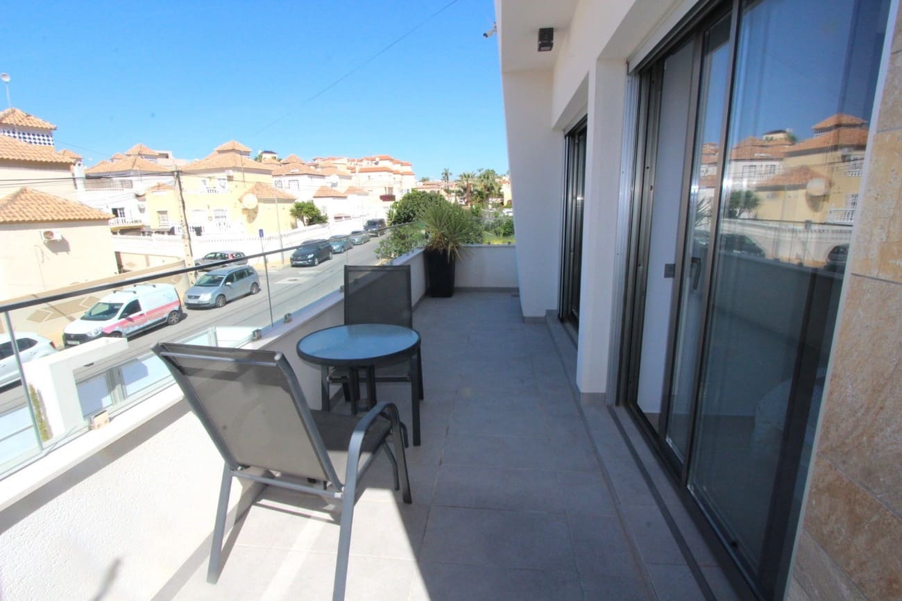 5 slaapkamer Villa te koop in Villamartin met zwembad garage - € 459.950 (Ref: 10066747)