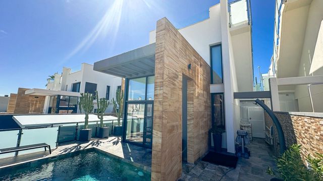 3 sypialnia Willa na sprzedaż w Cabo Roig, Orihuela z basenem garażem - 570 000 € (Ref: 10085270)