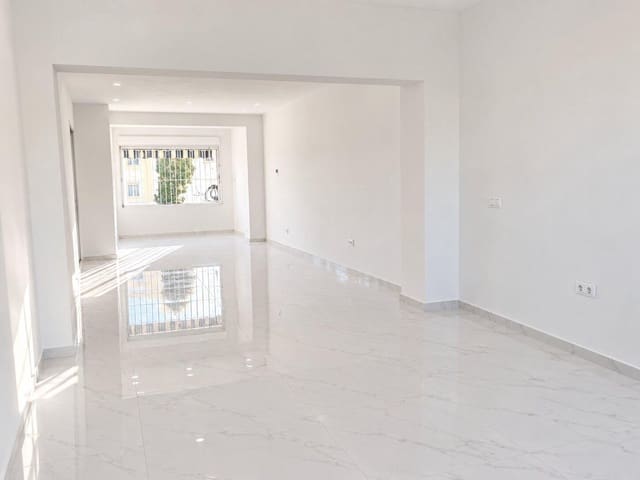 4 soveværelse Byhus til salg i San Miguel de Salinas med swimmingpool - € 315.000 (Ref: 10132963)