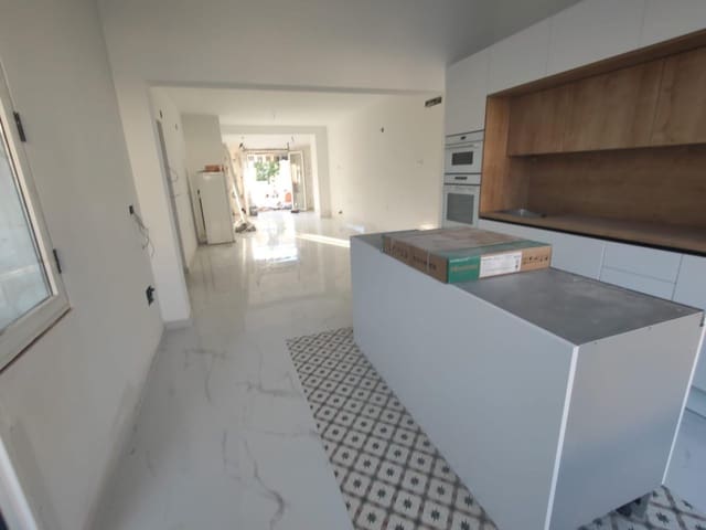 4 soveværelse Byhus til salg i San Miguel de Salinas med swimmingpool - € 315.000 (Ref: 10132963)