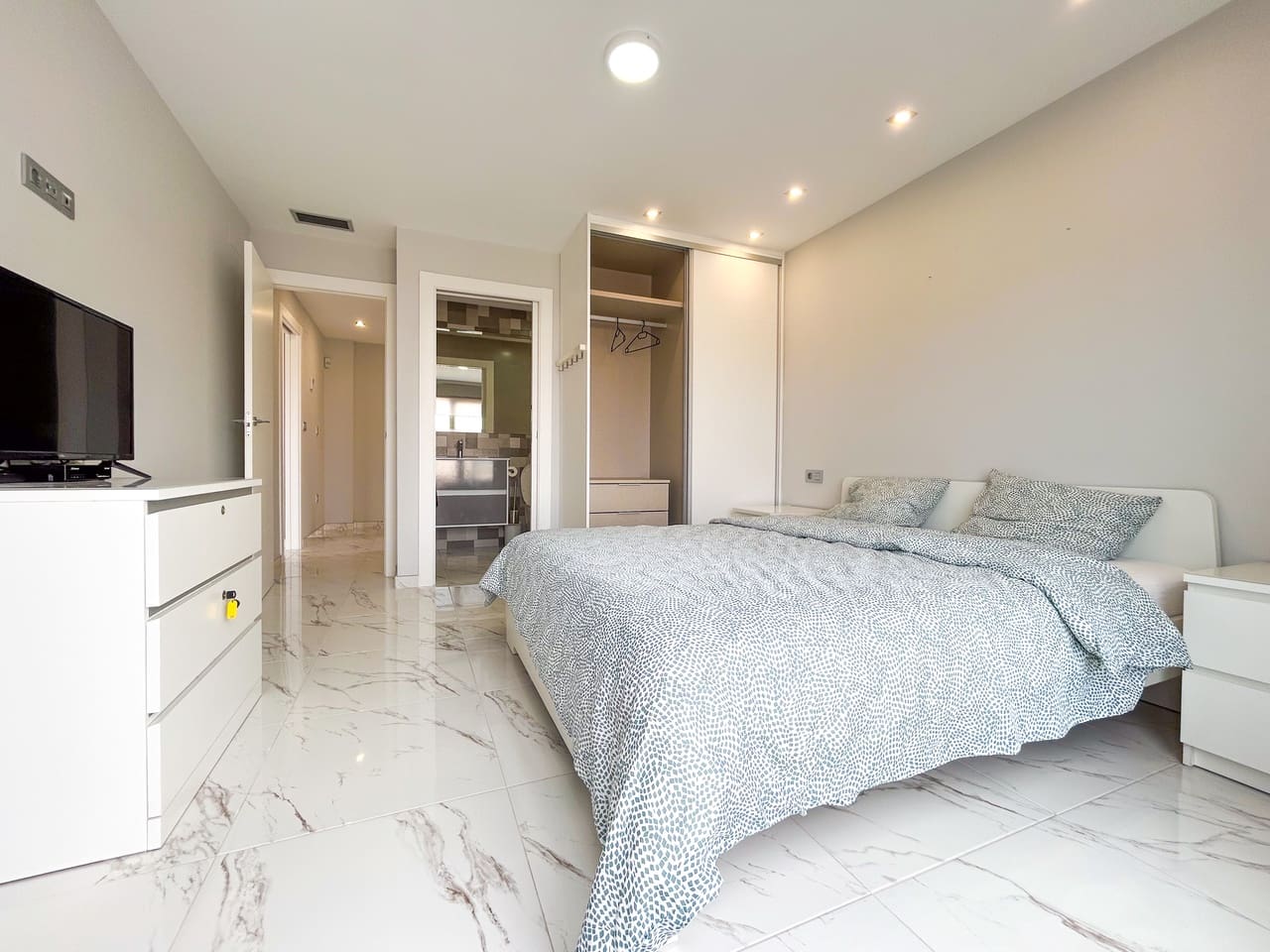 3 bedroom Villa for sale in Villamartin with pool - € 379,995 (Ref: 10138898)