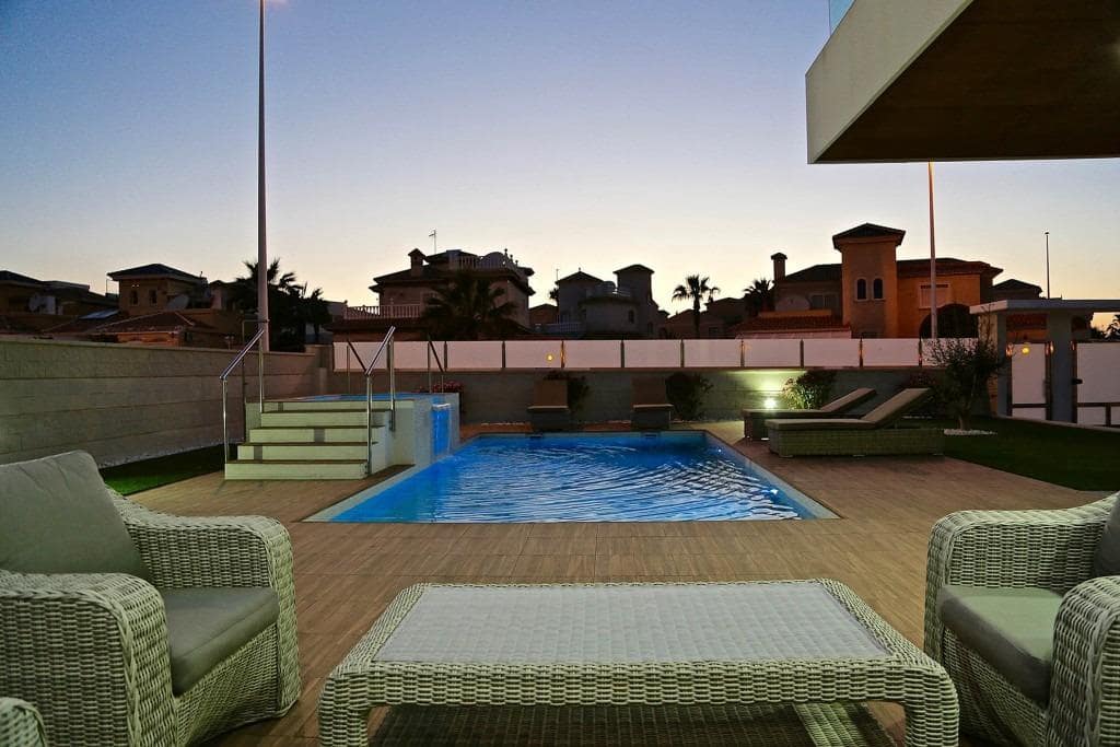 3 chambre Villa/Maison à vendre à Orihuela Costa avec piscine - 1 035 000 € (Ref: 7829306)