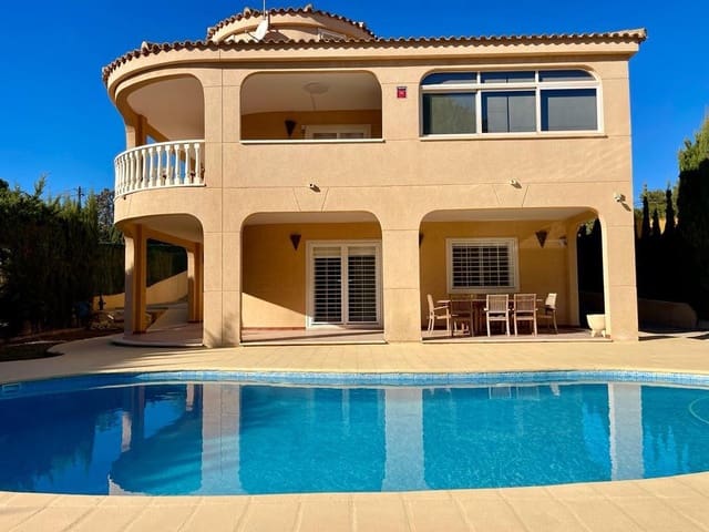 4 soverom Villa til salgs i Playa de los Náufragos, Torrevieja med svømmebasseng - € 600 000 (Ref: 8736445)