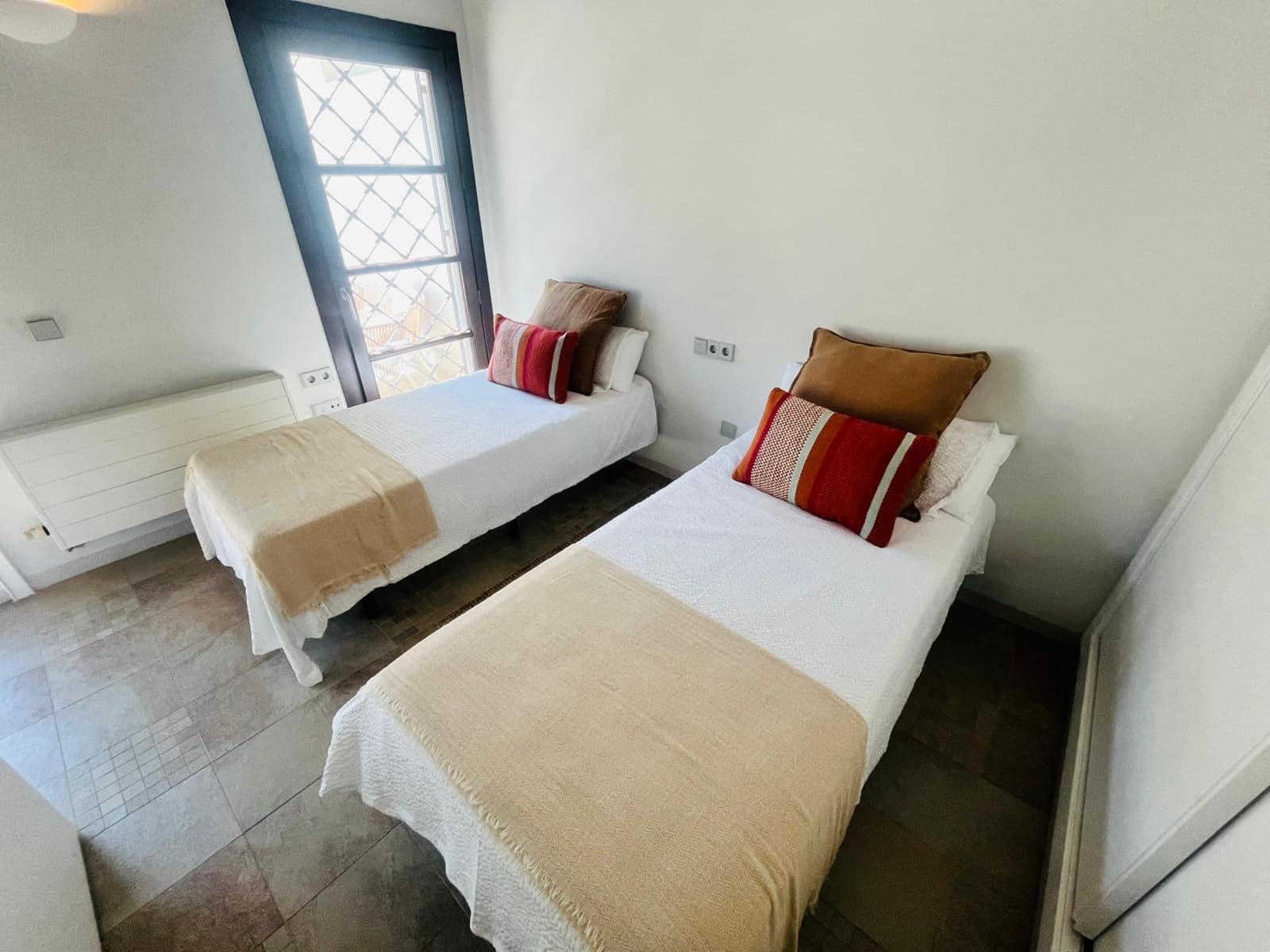 2 makuuhuone Huvila myytävänä paikassa Avileses mukana uima-altaan 
autotalli - 298 000 € (Ref: 8756895)