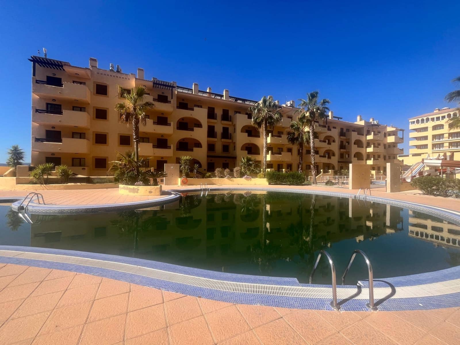 Apartamento de 2 habitaciones en Los Alcázares en venta con piscina - 130.800 € (Ref: 9000641)