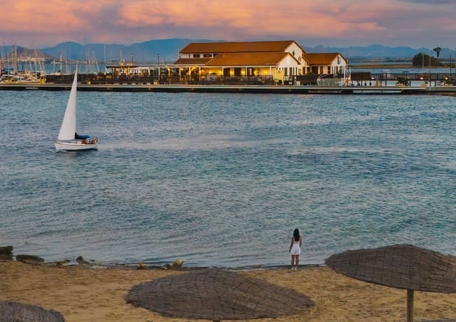 Apartamento de 2 habitaciones en Centro, Los Alcázares en venta con piscina - 329.000 € (Ref: 9297127)