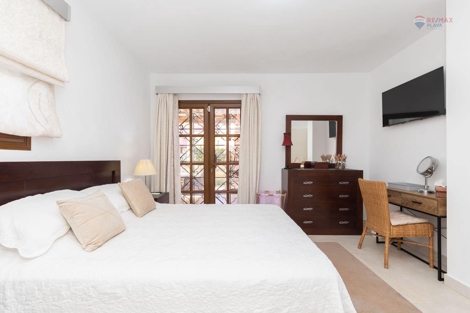 4 bedroom Villa for sale in Cuevas del Almanzora with pool garage - € 695,000 (Ref: 9430794)