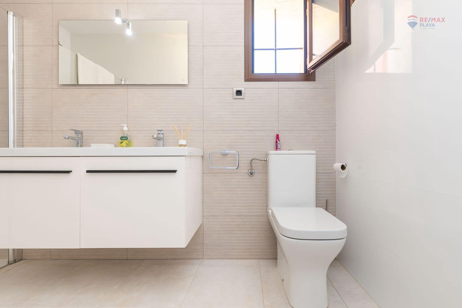 4 bedroom Villa for sale in Cuevas del Almanzora with pool garage - € 695,000 (Ref: 9430794)