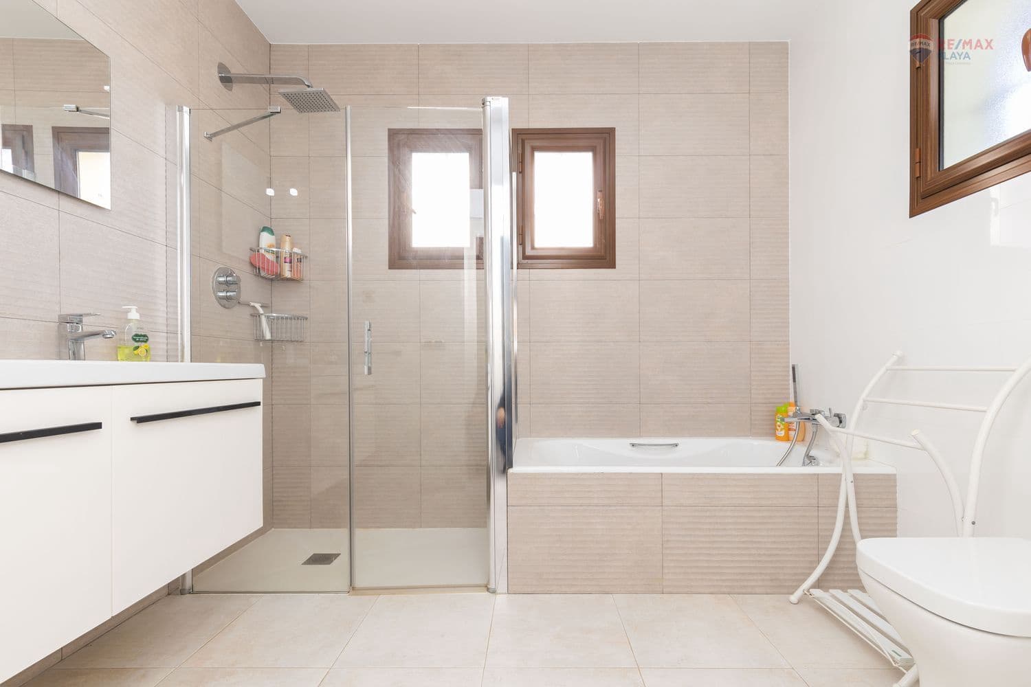 4 bedroom Villa for sale in Cuevas del Almanzora with pool garage - € 695,000 (Ref: 9430794)