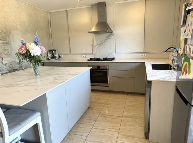 4 slaapkamer Finca/Landhuis te koop in Flix met zwembad - € 275.000 (Ref: 9230545)