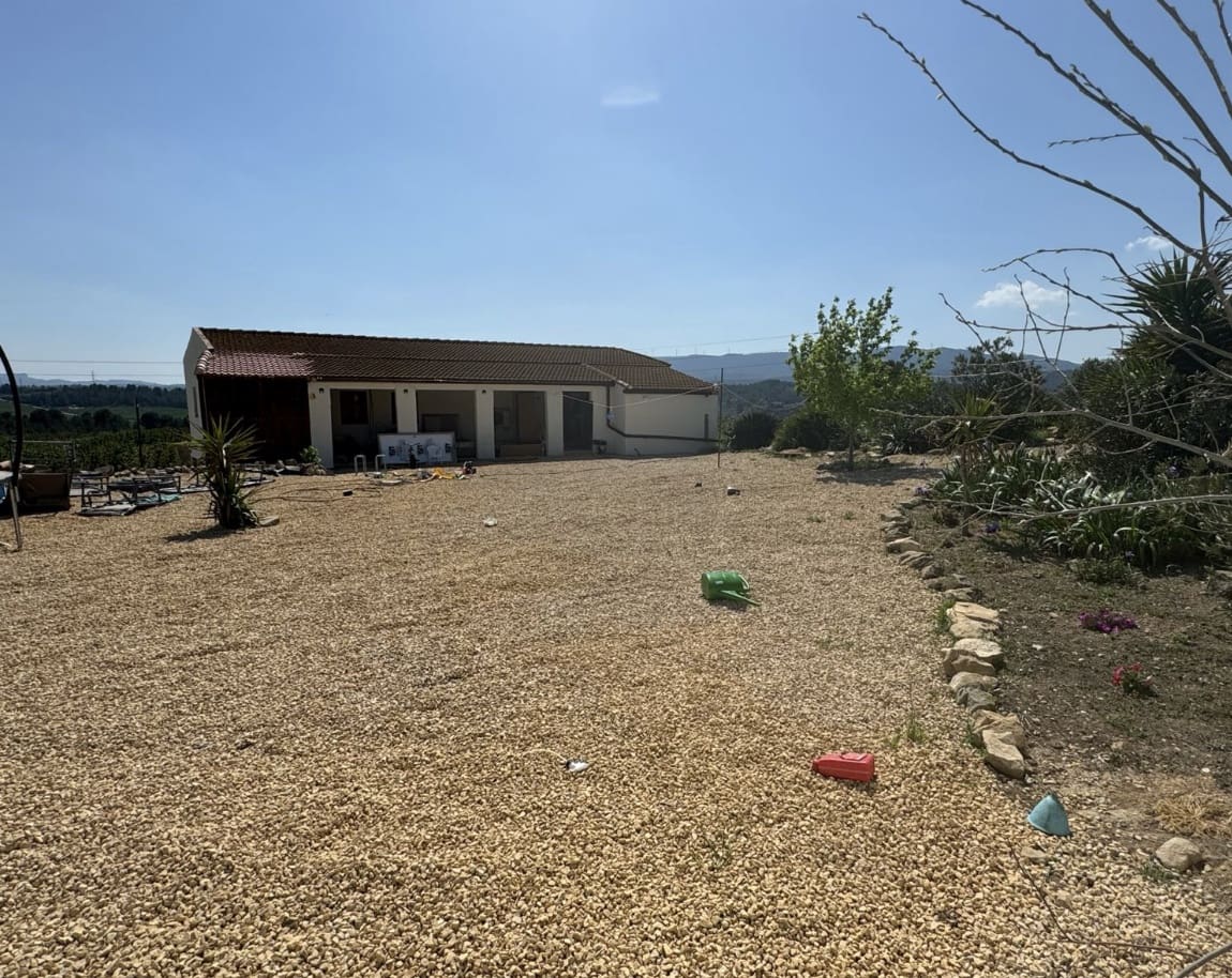 4 soveværelse Finca/Landehus til salg i Flix med swimmingpool - € 275.000 (Ref: 9230545)