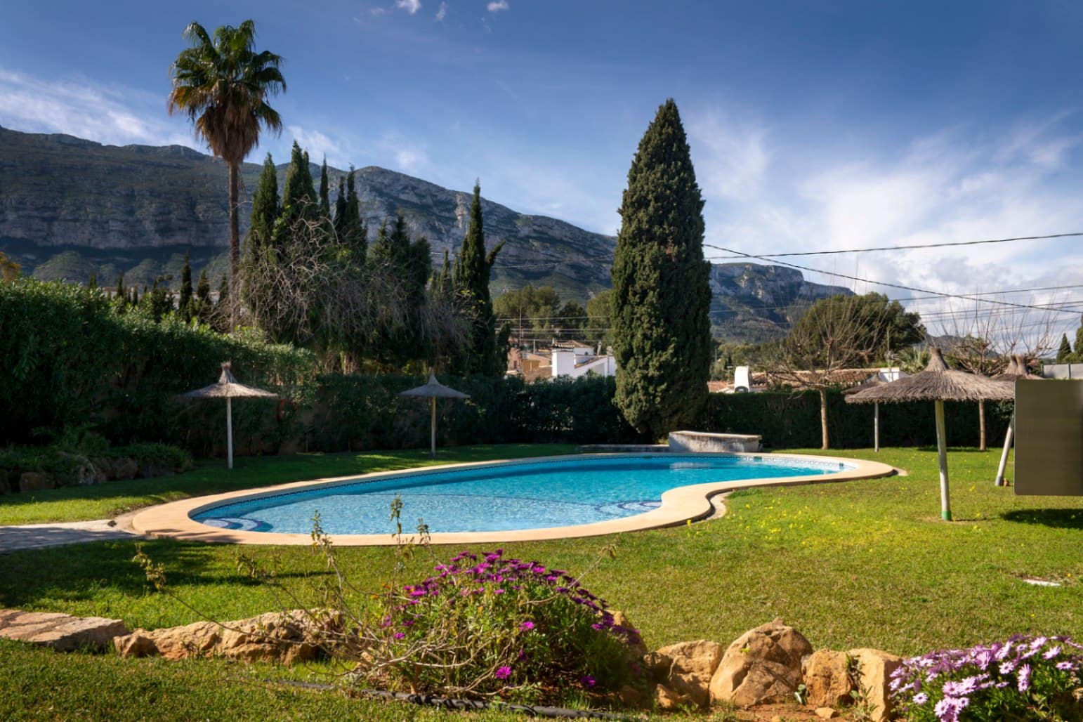 Adosado de 5 habitaciones en Dénia en venta con piscina - 440.000 € (Ref: 9483176)