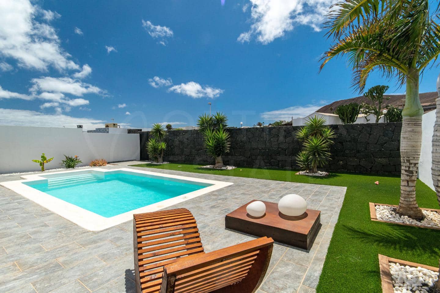 3 slaapkamer Villa te koop in Playa Blanca met zwembad - € 625.000 (Ref: 10036224)
