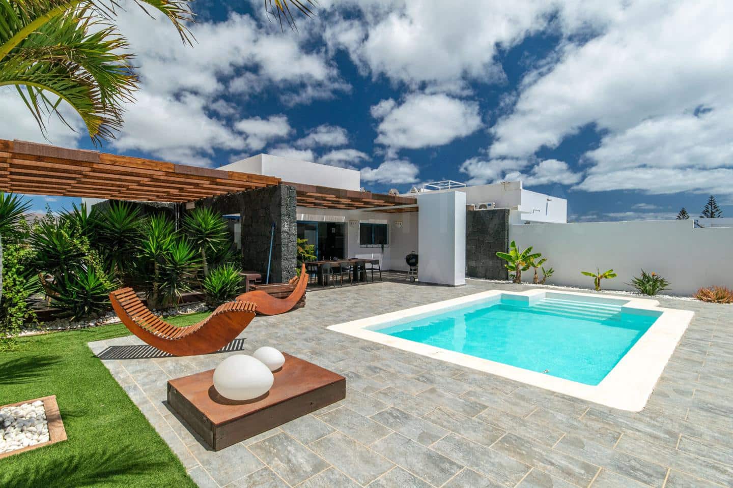 3 slaapkamer Villa te koop in Playa Blanca met zwembad - € 625.000 (Ref: 10036224)