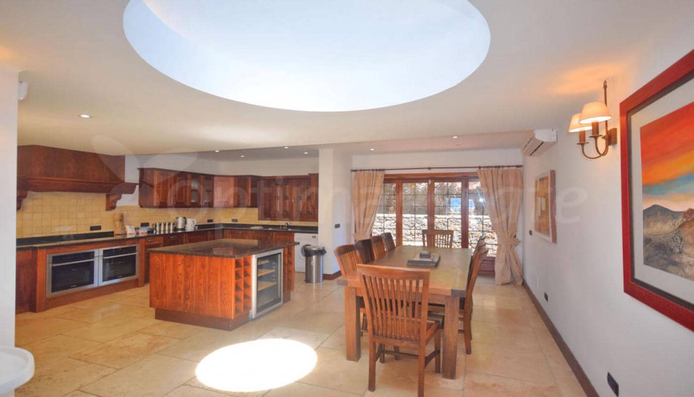 5 slaapkamer Villa te koop in Playa Blanca met zwembad garage - € 1.480.000 (Ref: 6651129)