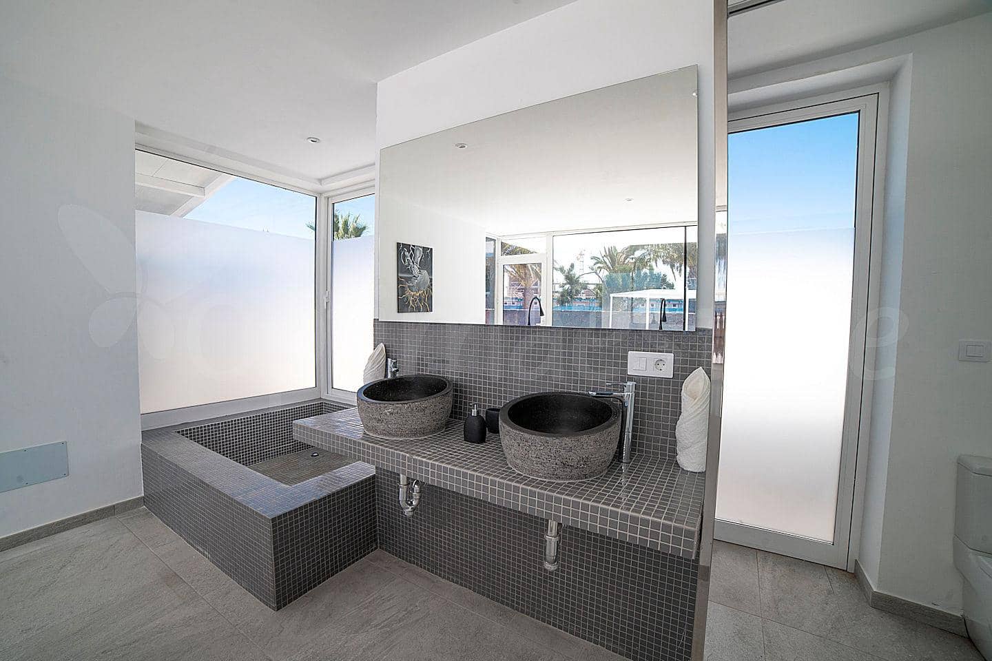 4 soverom Villa til salgs i Playa Blanca med svømmebasseng garasje - € 1 350 000 (Ref: 8212123)