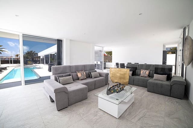 4 makuuhuone Huvila myytävänä paikassa Playa Blanca, Yaiza mukana uima-altaan 
autotalli - 1 350 000 € (Ref: 8212123)