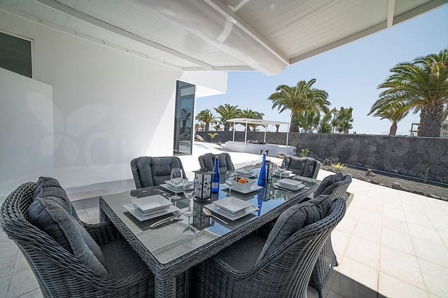 4 makuuhuone Huvila myytävänä paikassa Playa Blanca, Yaiza mukana uima-altaan 
autotalli - 1 350 000 € (Ref: 8212123)