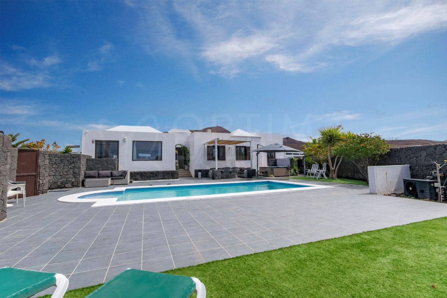 4 soveværelse Villa til salg i Las Brenas med swimmingpool - € 765.000 (Ref: 8881103)