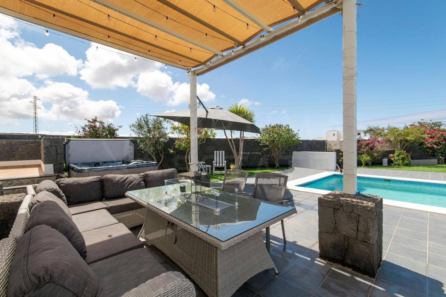 4 soveværelse Villa til salg i Las Brenas med swimmingpool - € 765.000 (Ref: 8881103)