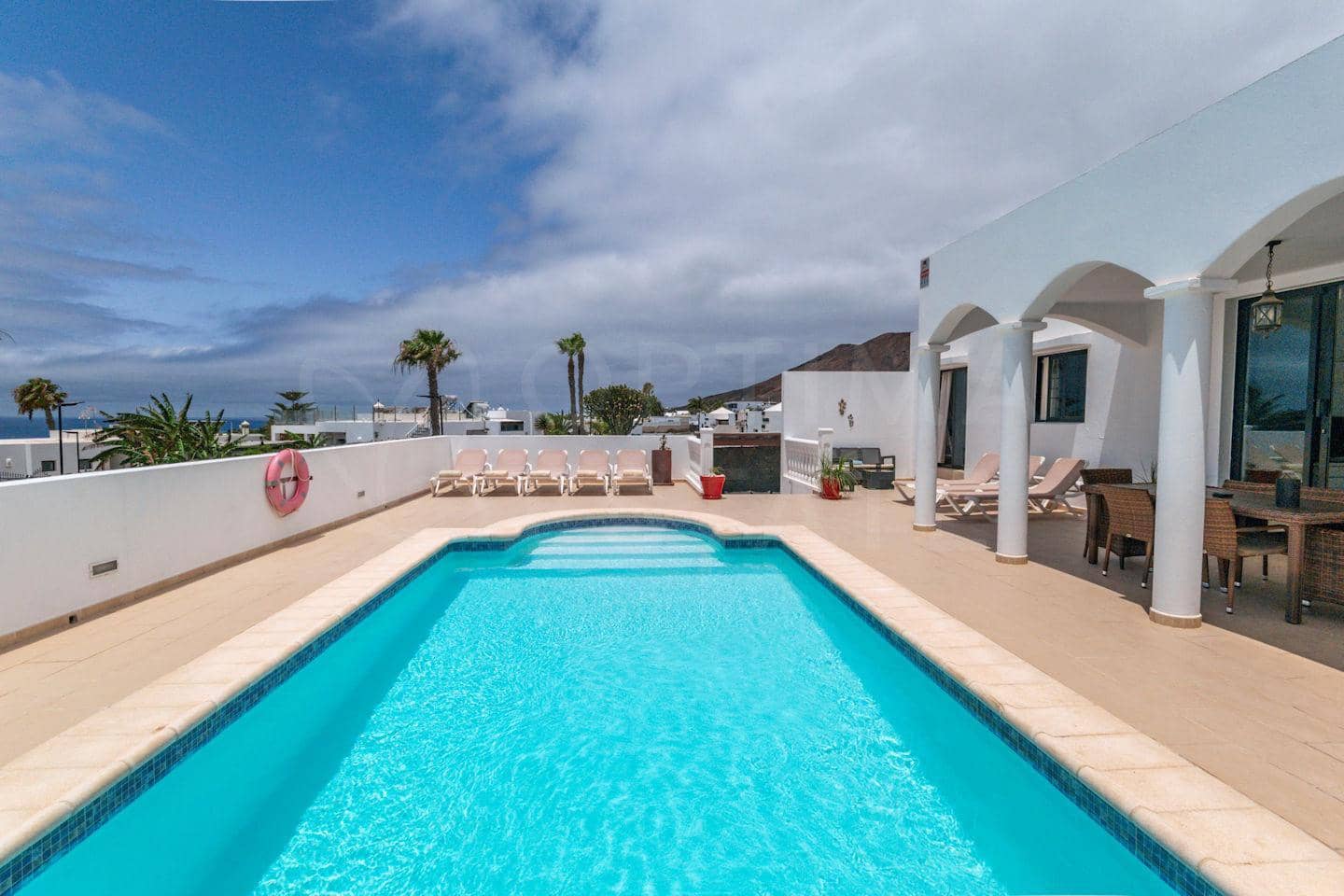 4 soveværelse Villa til salg i Playa Blanca med swimmingpool - € 689.000 (Ref: 9128902)