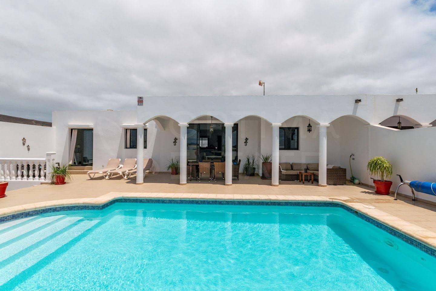 4 soveværelse Villa til salg i Playa Blanca med swimmingpool - € 689.000 (Ref: 9128902)