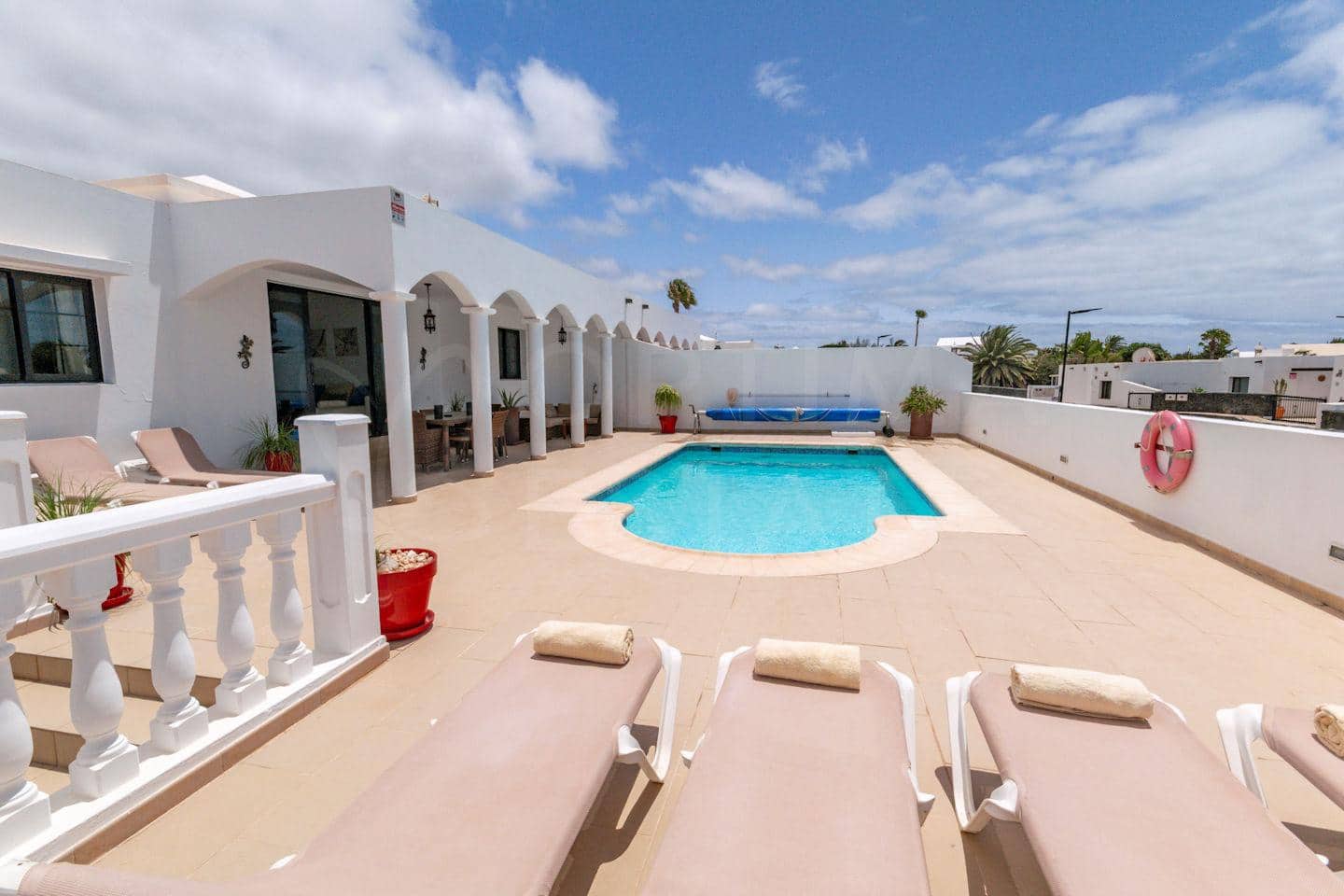 4 soveværelse Villa til salg i Playa Blanca med swimmingpool - € 689.000 (Ref: 9128902)