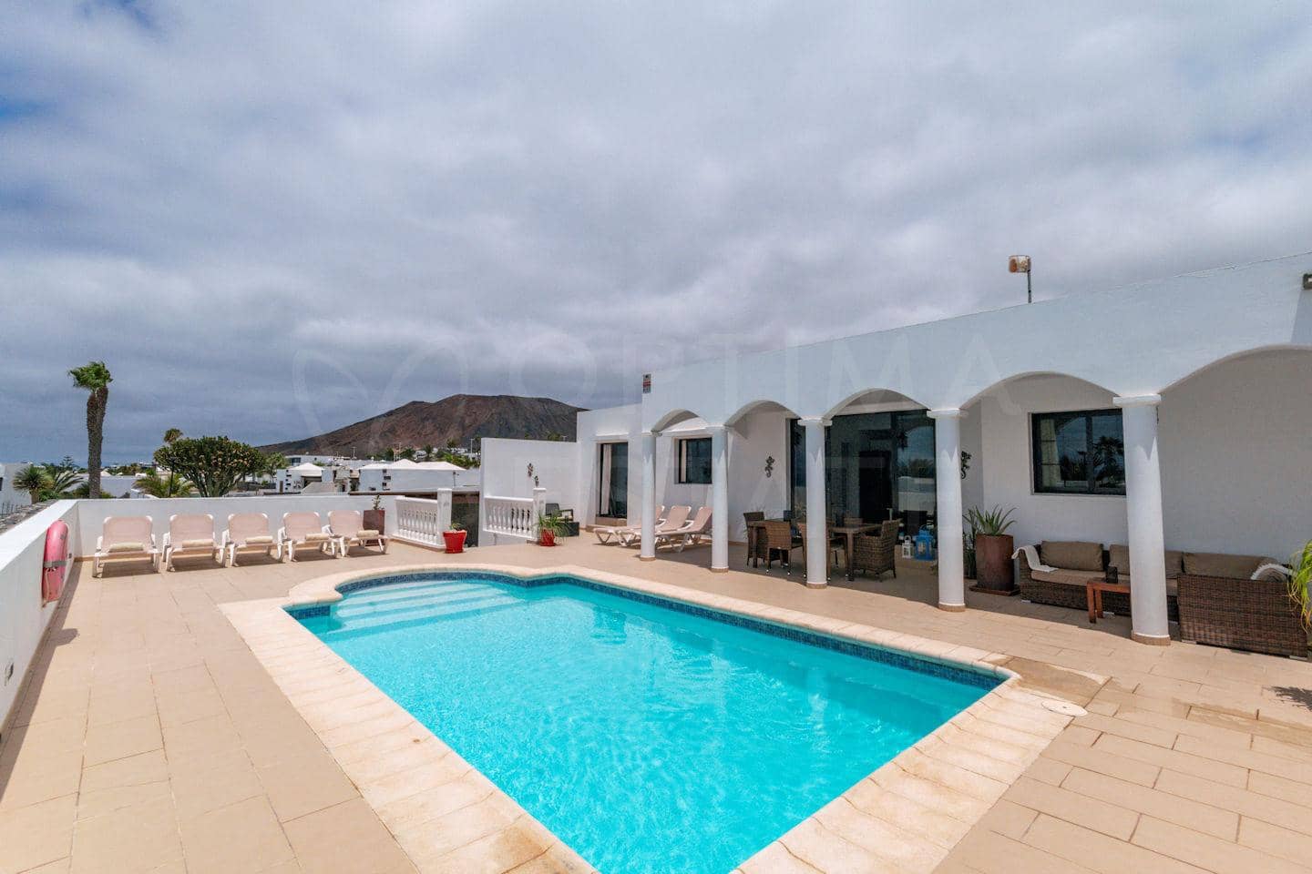 4 soveværelse Villa til salg i Playa Blanca med swimmingpool - € 689.000 (Ref: 9128902)