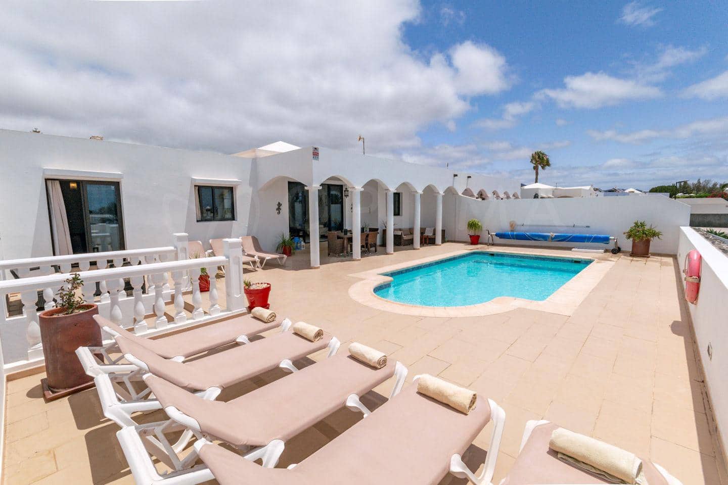 4 soveværelse Villa til salg i Playa Blanca med swimmingpool - € 689.000 (Ref: 9128902)