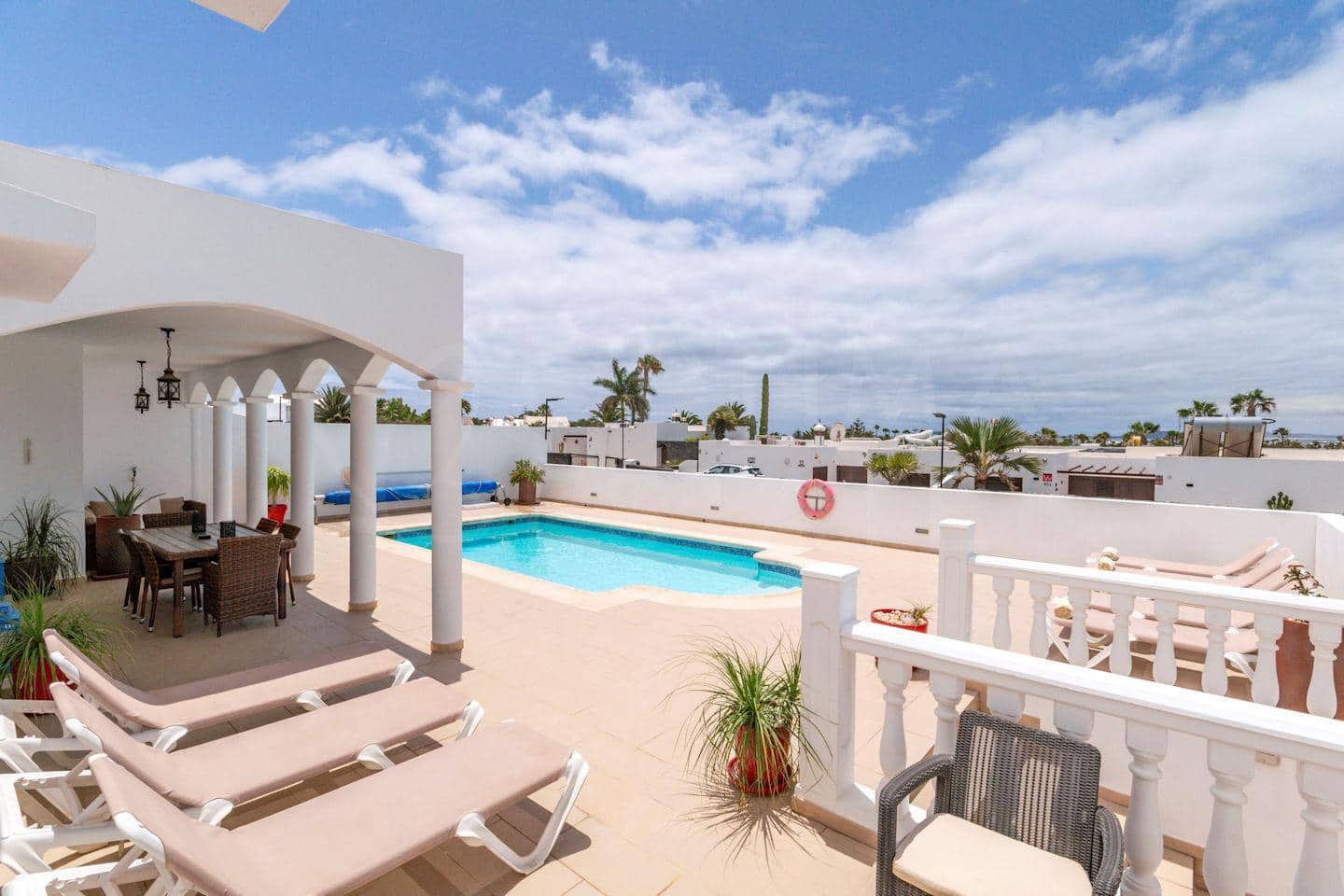 4 soveværelse Villa til salg i Playa Blanca med swimmingpool - € 689.000 (Ref: 9128902)