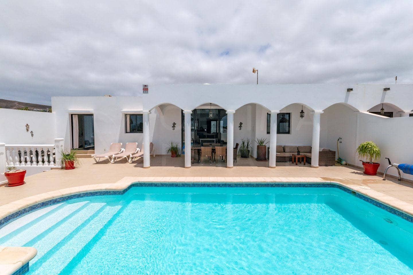 4 soveværelse Villa til salg i Playa Blanca med swimmingpool - € 689.000 (Ref: 9128902)