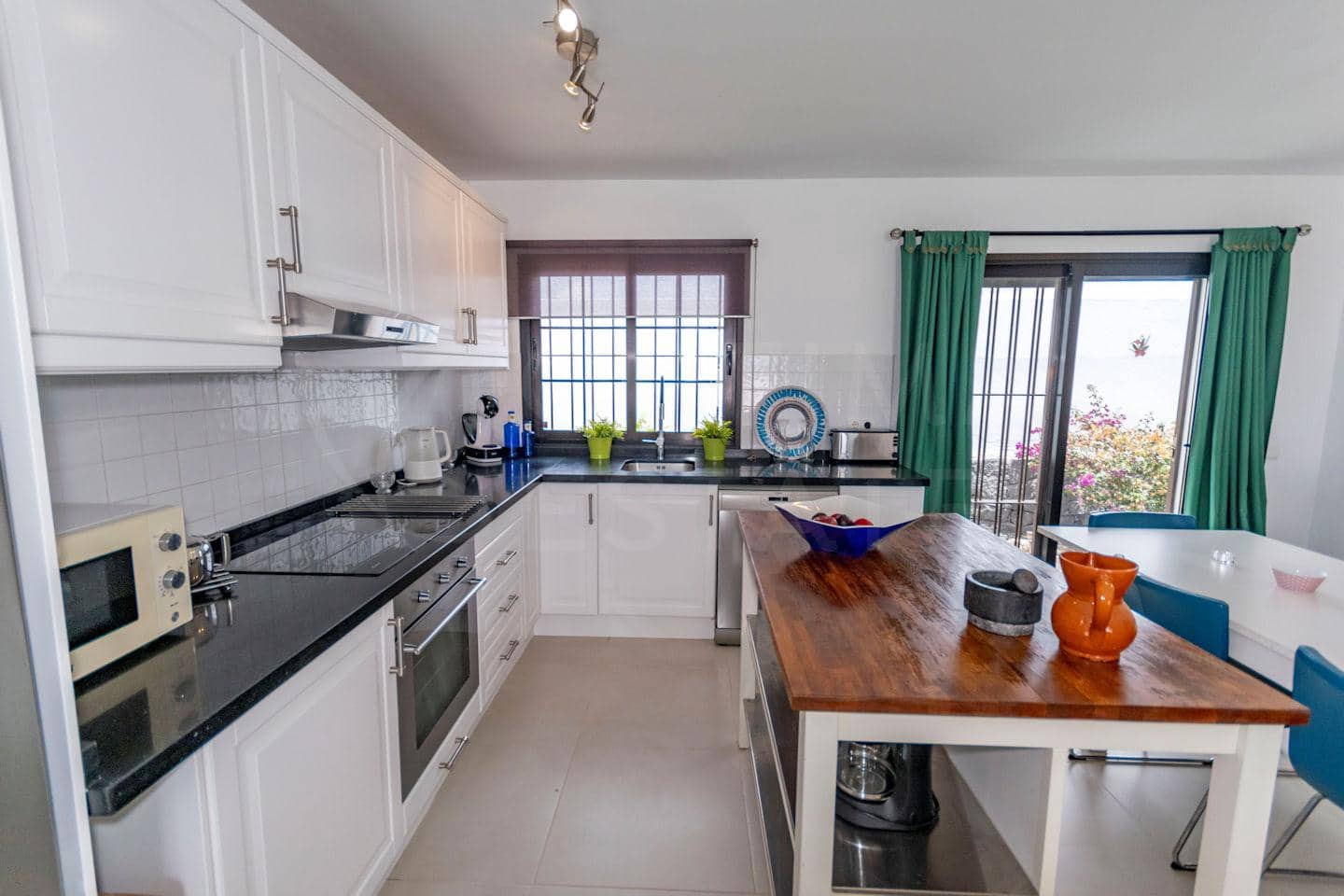 4 soveværelse Villa til salg i Playa Blanca med swimmingpool - € 689.000 (Ref: 9128902)